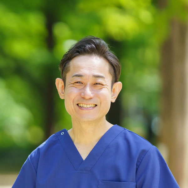 施術着姿の施術者の上半身