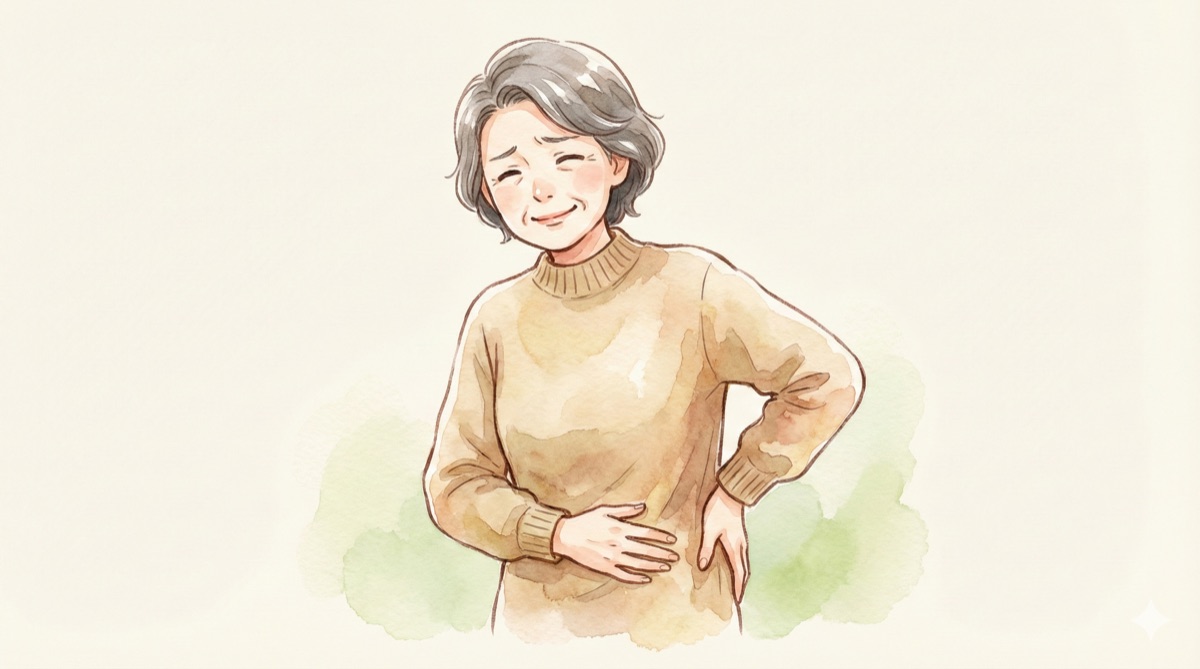 腰をかばう60代女性